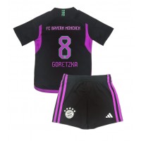 Koszulka piłkarska Bayern Munich Leon Goretzka #8 Strój wyjazdowy dla dzieci 2023-24 tanio Krótki Rękaw (+ Krótkie spodenki)